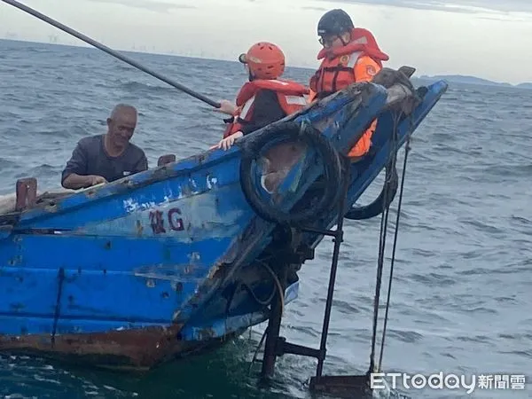 ▲▼昨天傍晚中國籍漁船，因故障不慎誤入限制海域，兩岸合力護送返航。（圖／記者葉建雄翻攝）