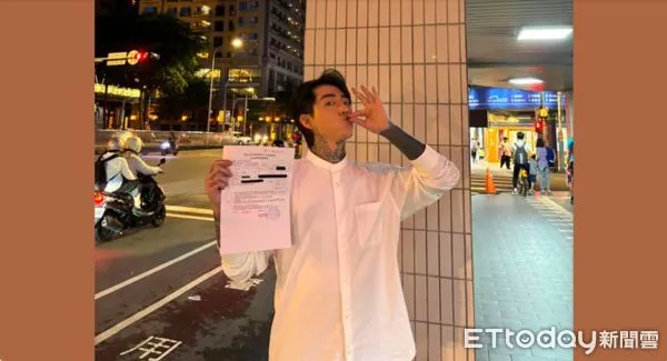 ▲▼謝和弦到海山分局對網友提告妨害名譽，謝和弦在臉書懸賞52萬             。（圖／記者陳以昇翻攝）