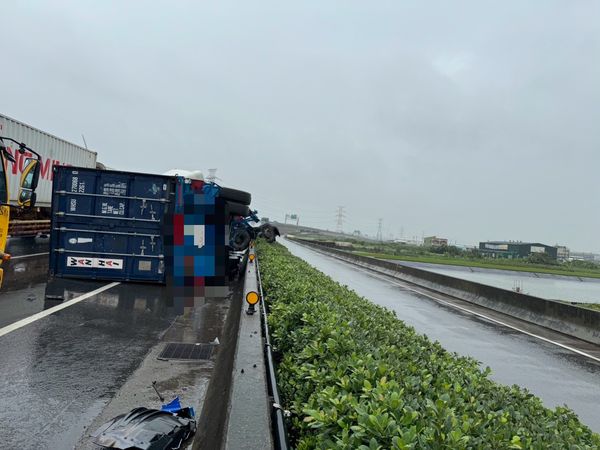 ▲西濱北上171K貨櫃車失控自撞護欄。（圖／警方提供）