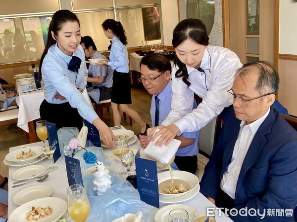 ▲弘光科技大學舉辦《fREsh cuisine》米其林級畢業成果發表餐會。（圖／記者游瓊華翻攝）