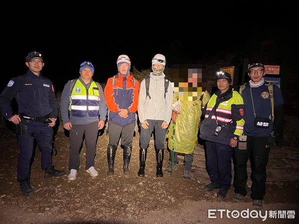 ▲身穿黃色輕便雨衣的男子，由於低溫不斷顫抖，右腳膝蓋及小腿有多處挫傷。（圖／新城警分局提供，下同）