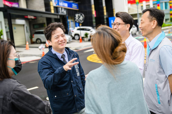 ▲副市長邱臣遠視察龍山東路口現況與居民現場溝通中。（圖／新竹市政府提供）