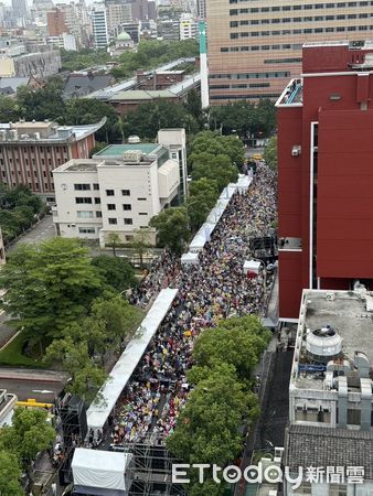 ▲▼下午4點左右，濟南路主舞台前的人潮已外溢至中山南路，現場喊破萬人。（圖／記者呂晏慈攝）