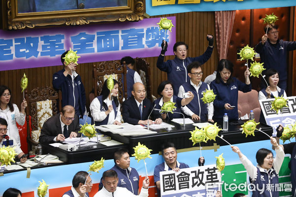 ▲立法院三讀通過「立法院職權行使法部分條文修正草案」，國民黨立委手持小太陽氣球。（圖／記者林敬旻攝）