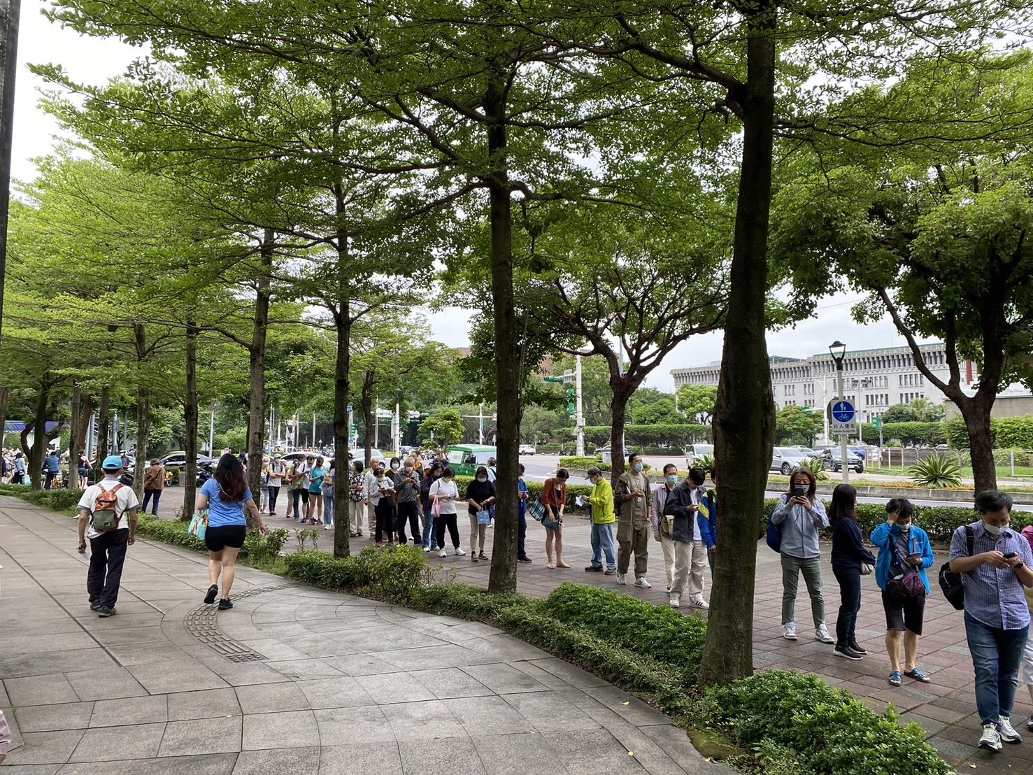 ▲長榮航股東會紀念品領取人潮從B1排到仁愛路及信義路口。（圖／記者廖婕妤攝）