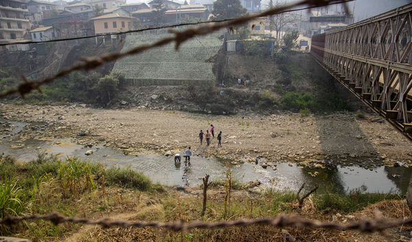 ▲▼2021年3月，有人越過印度米佐拉姆邦（Mizoram）與緬甸接壤的河流。（圖／達志影像／美聯社）