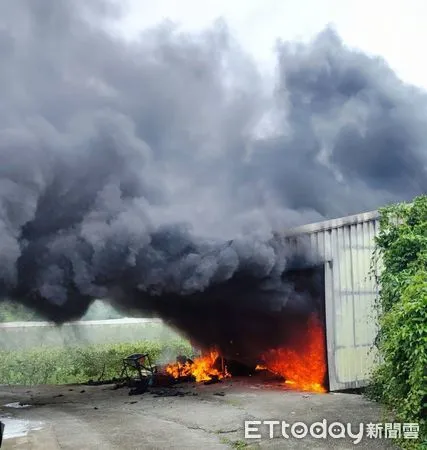 ▲台南市楠西區水庫路和茄拔路的交叉路口往梅嶺方向一處倉戲，28日下午4時17分許傳出火警，現場冒出火舌與大量濃煙警，消防人員全力射水搶救。（圖／民眾提供，下同）