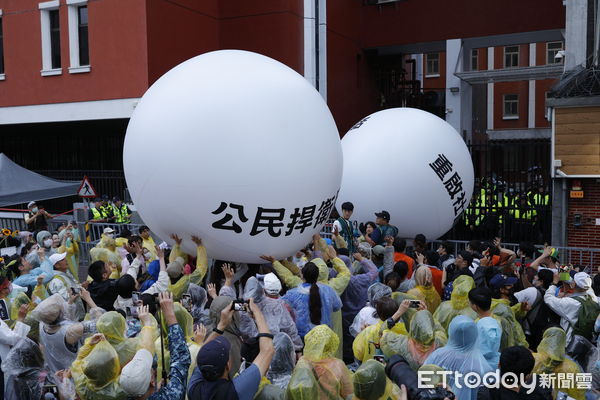 ▲▼青鳥行動，立法院外抗議人潮，國會改革法案。（圖／記者湯興漢攝）