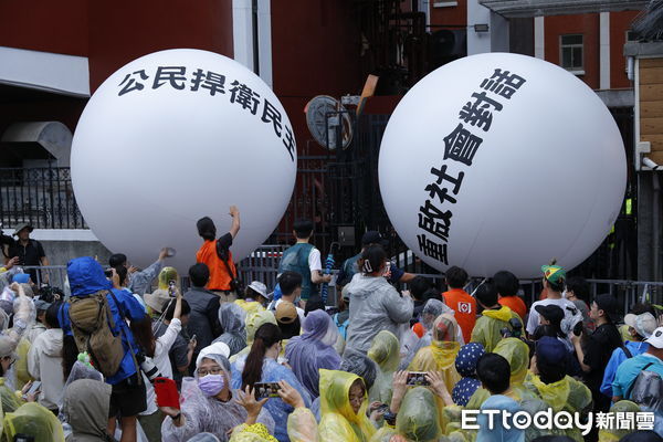 ▲▼青鳥行動，立法院外抗議人潮，國會改革法案。（圖／記者湯興漢攝）