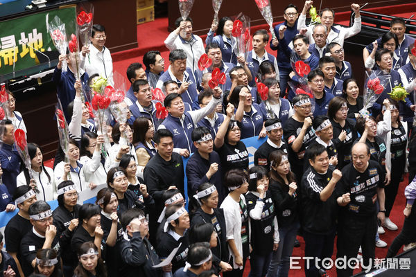 ▲立法院長韓國瑜宣布散會，藍綠立委於議場中央喊口號。（圖／記者林敬旻攝）