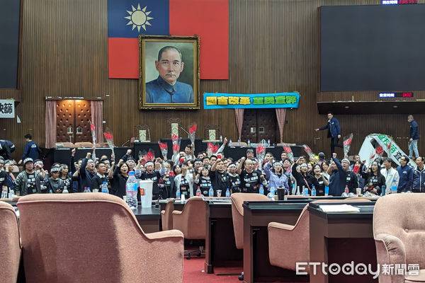 ▲立法院長韓國瑜宣布散會，藍綠立委於議場中央喊口號。（圖／記者林敬旻攝）