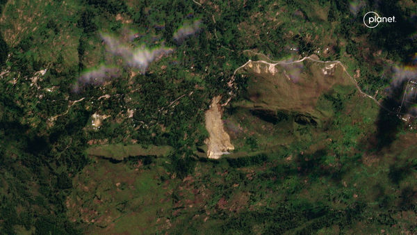 ▲▼巴布亞紐幾內亞（下稱巴紐）恩卡省（Enga Province）24日發生大規模山崩，衛星影像前後對比。（圖／路透）