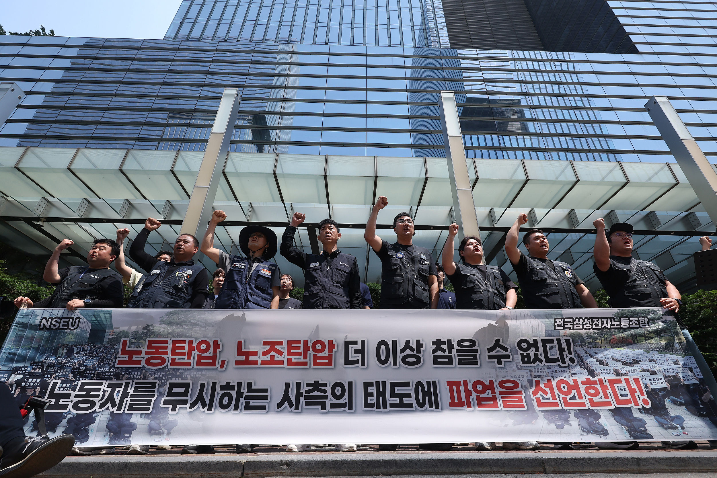 ▲▼南韓三星電子勞資雙方薪資談判決裂，工會在總部大樓抗議、宣告投入罷工。（圖／VCG）