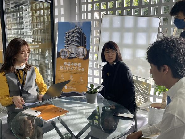 導演蔡怡芬（中）與演員陳庭妮（左）、蔡凡熙（右）一起討論劇本。（逆光電影提供）