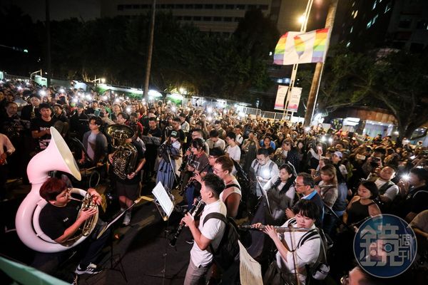 5月28日青鳥行動場外有民主音樂會。
