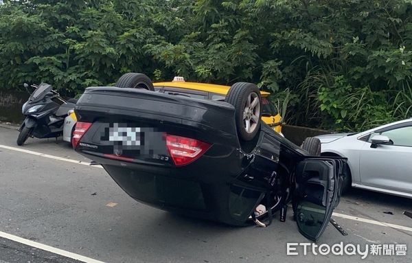 ▲▼汽修廠員工撿保溫瓶失控擦撞2車翻覆             。（圖／記者陳以昇翻攝）