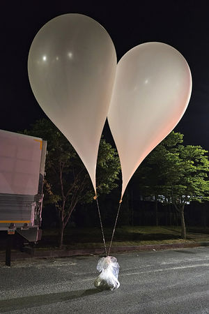 ▲▼從29日凌晨起，北韓施放的空飄氣球墜落在南韓全國各地。（圖／達志影像／美聯社）