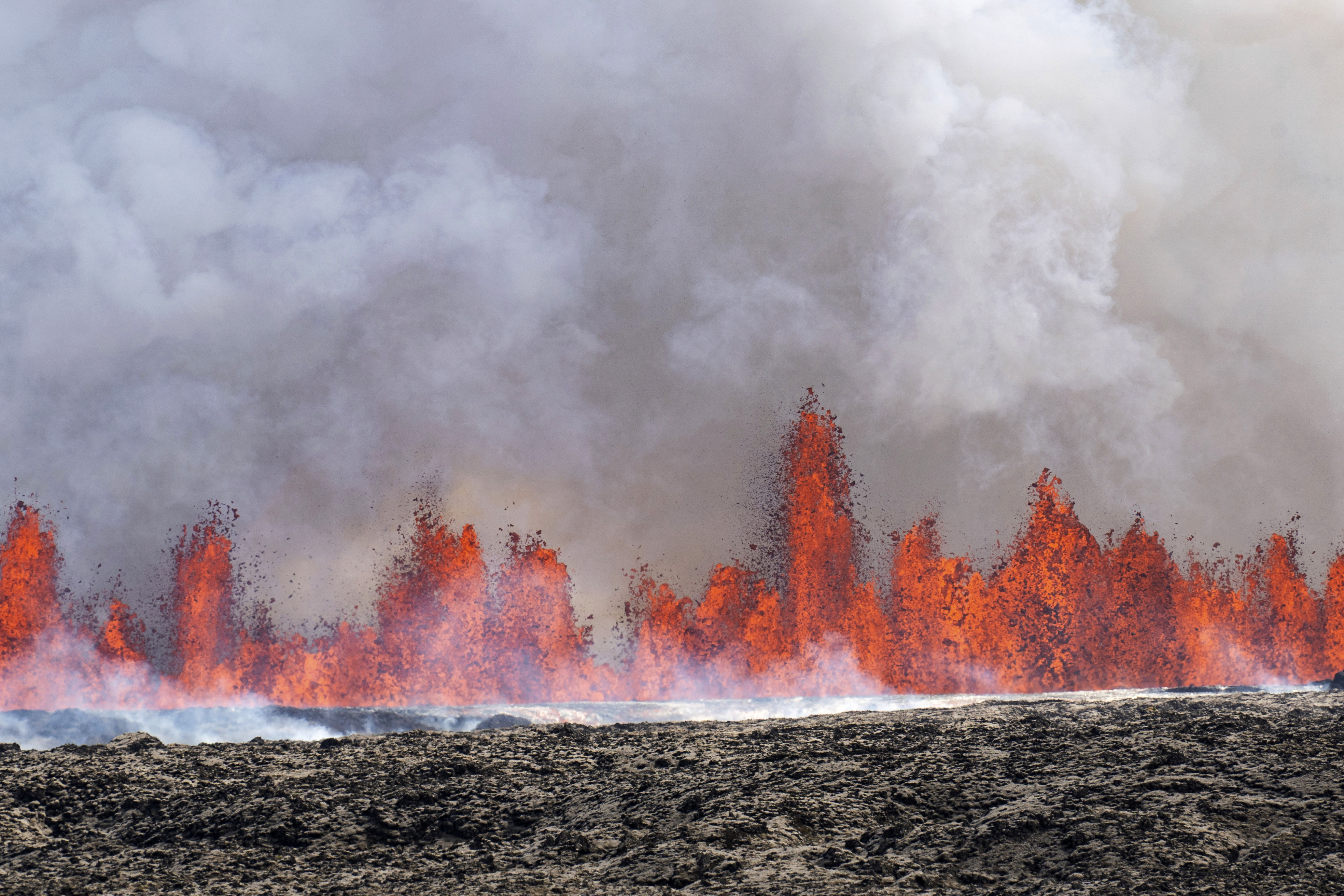 ▲▼ 冰島西南部雷克雅內斯半島的Sundhnuksgigar火山29日再度大規模噴發。（圖／達志影像／美聯社）