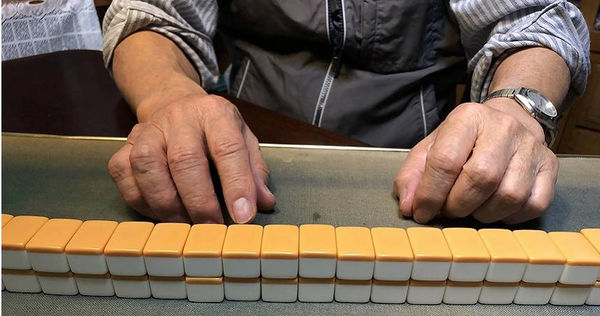 台商跟朋友打麻將，被警方認為是詐騙，他直接被壓制。（示意圖／photoAC）