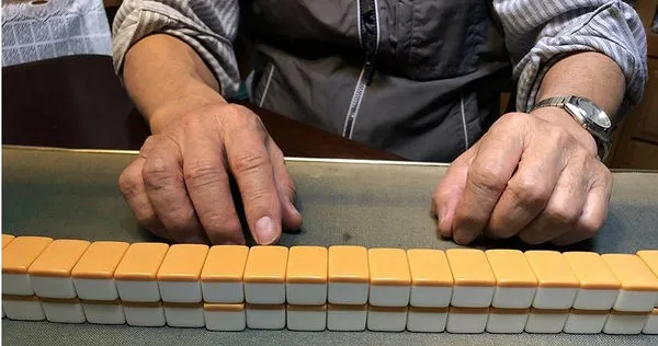 台商跟朋友打麻將，被警方認為是詐騙，他直接被壓制。（示意圖／photoAC）