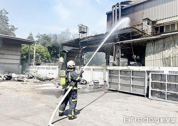 ▲▲桃園市觀音區工業六路上一家停業中的鐵皮工廠今天上午發生大火，消防人員灌救中。（圖／記者沈繼昌翻攝）