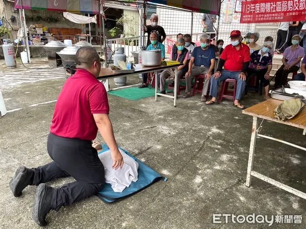 ▲台南市消防二大隊麻豆消防分隊，29日晚間至轄內的護理之家指導夜間的消防演練，同時也教授CPR及哈姆立克法的急救技巧。（圖／記者林東良翻攝，下同）