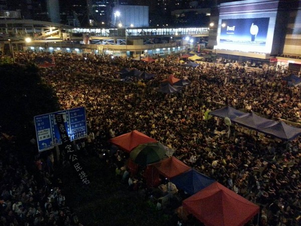 許多大學生秉持「罷課不罷學」的態度參與佔中。（圖／翻攝自香港獨立媒體網）