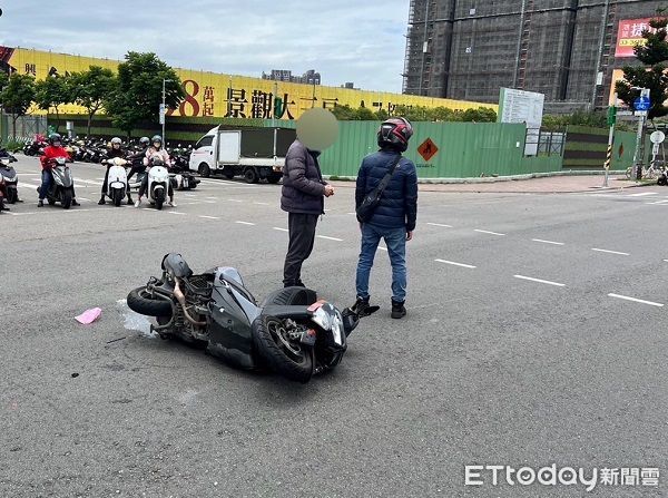 ▲▼所幸雙方騎士僅擦傷，機車損壞。（圖／龜山警分局提供）