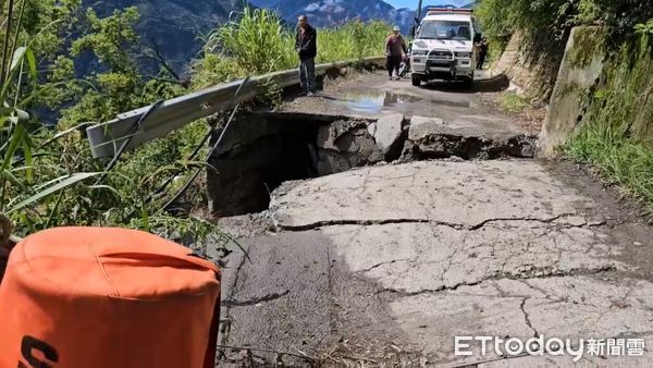 ▲▼     小貨車摔墜百米深谷、嚴重爛毀變形        。（圖／記者高堂堯翻攝）