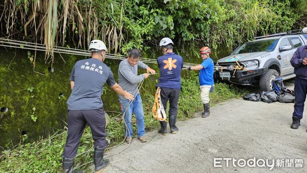 ▲▼     小貨車摔墜百米深谷、嚴重爛毀變形        。（圖／記者高堂堯翻攝）