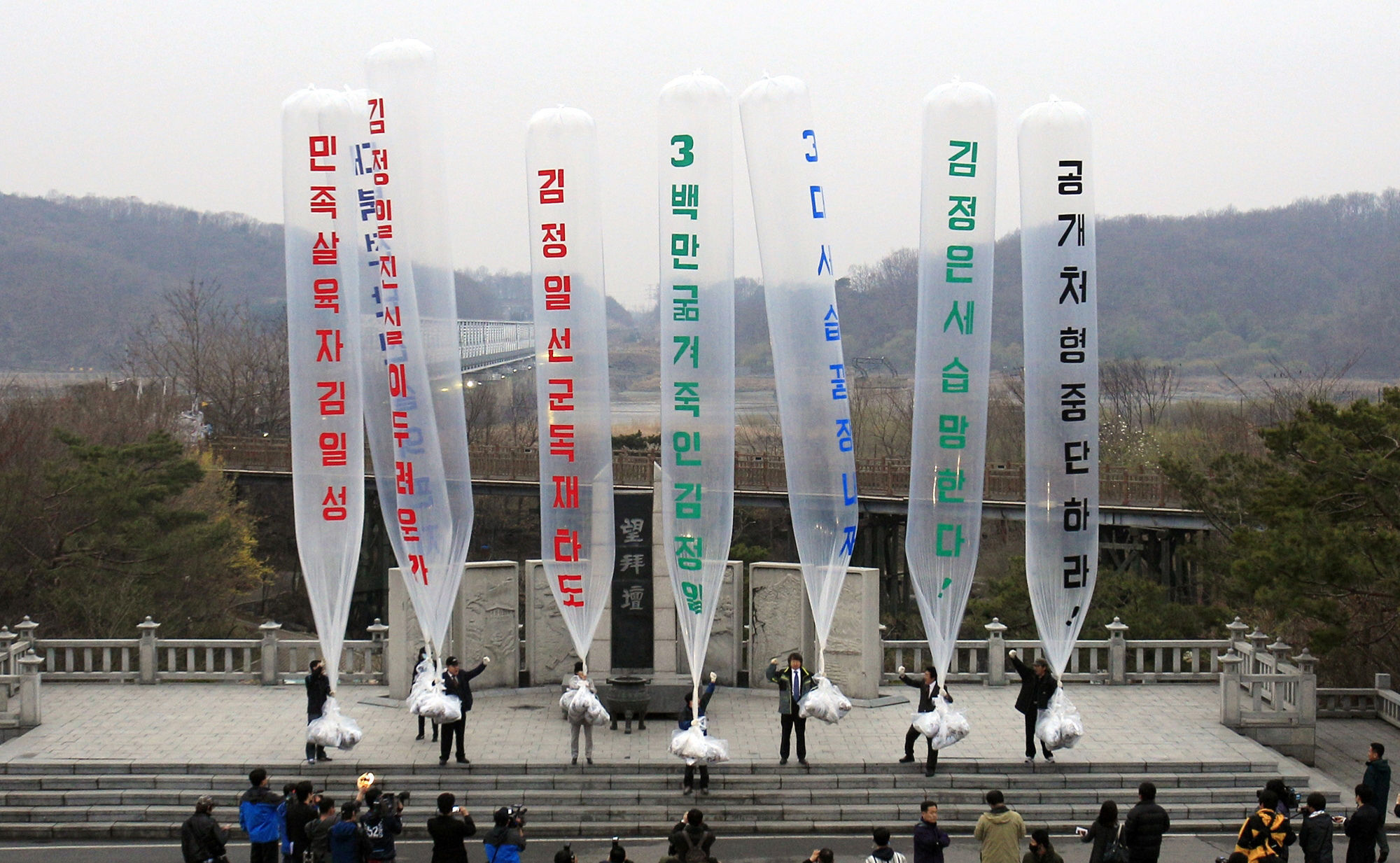 ▲▼朴尚學指導的南韓脫北者公民團體，曾於2017年向北韓施放空飄氣球。（圖／達志影像／美聯社）