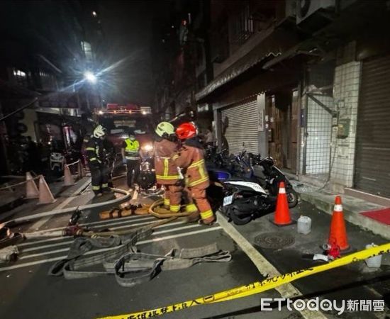 ▲▼新莊男不滿女友分手，深夜投擲高空煙火炸大門。（圖／記者陸運陞翻攝）