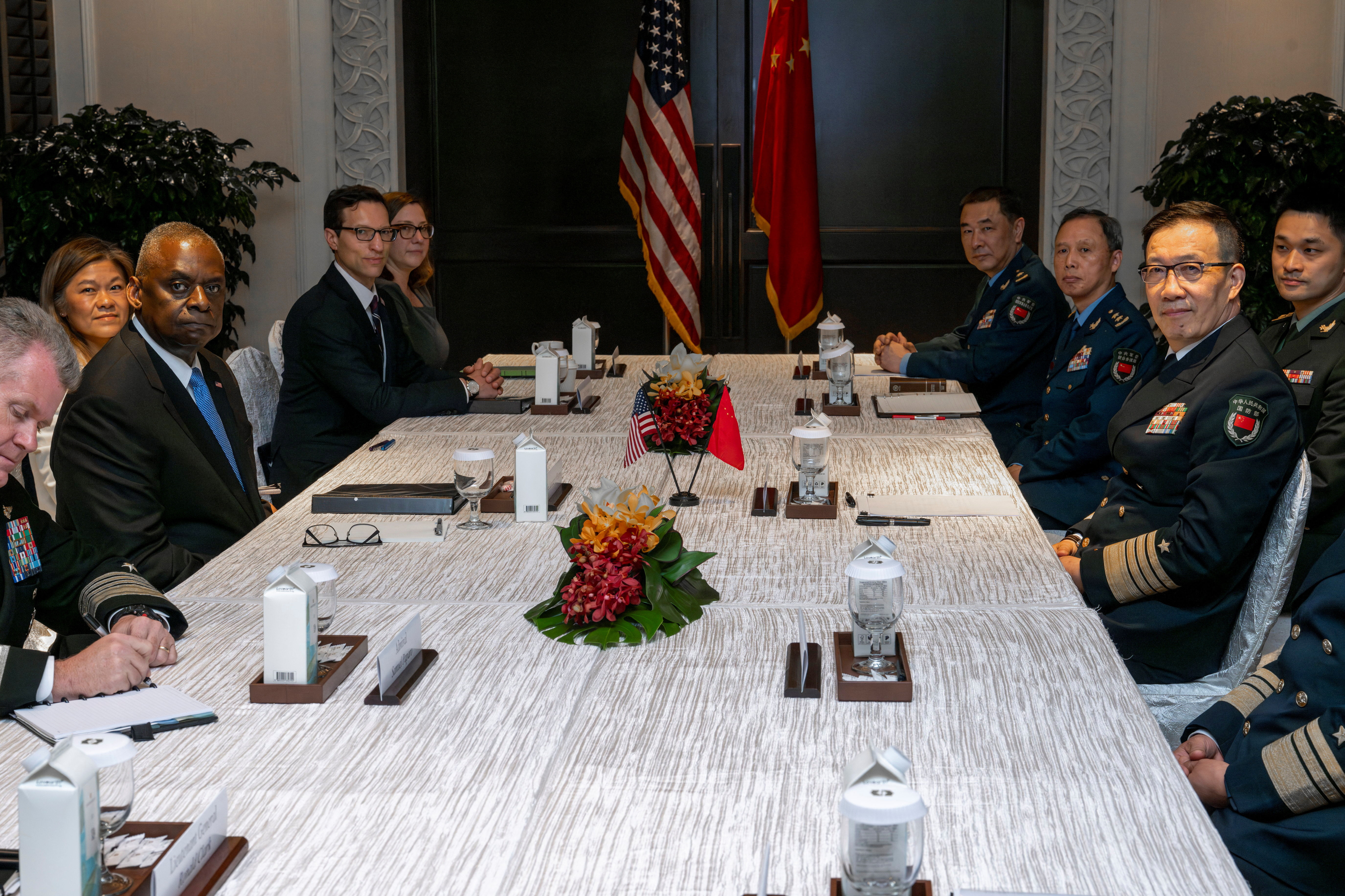 ▲▼ 美國國防部長奧斯汀（Lloyd Austin）31日與中國國防部長董軍在新加坡會晤。（圖／路透）