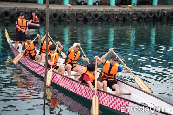 ▲基隆海上龍舟競賽慶端午 副市長邱佩琳點睛祈福。（圖／記者郭世賢翻攝）