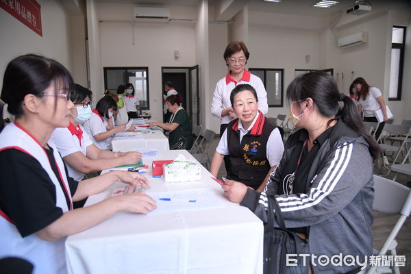 ▲▼中華民國紅十字會發放花蓮震災戶家用品禮券。（圖／花蓮縣政府提供，下同）