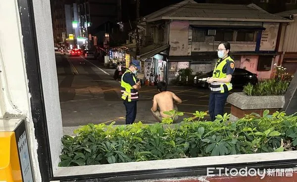 ▲▼1名赤裸醉男買火車票遭拒，竟拿啤酒罐砸破櫃檯玻璃。（圖／翻自黑豪家族，下同）