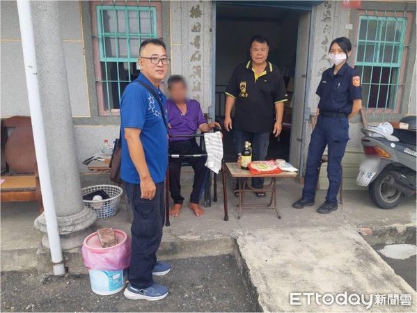 ▲東港分局南州分駐所警員湯雅涵偕同村長捐助蔡男民生物質             。（圖／記者陳崑福翻攝）