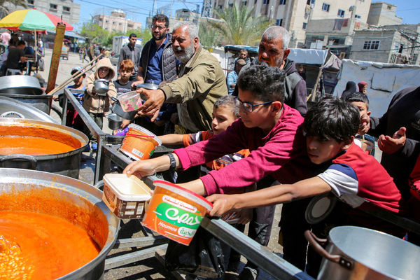 ▲▼加薩南部拉法（Rafah）排隊領取人道援助食物的巴勒斯坦人。（圖／路透）