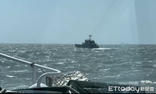 ▲▼海巡署在29日發現2搜中國陸軍補給船侵入海域，立刻動員艦艇警告並驅離。(圖／記者邱中岳翻攝）