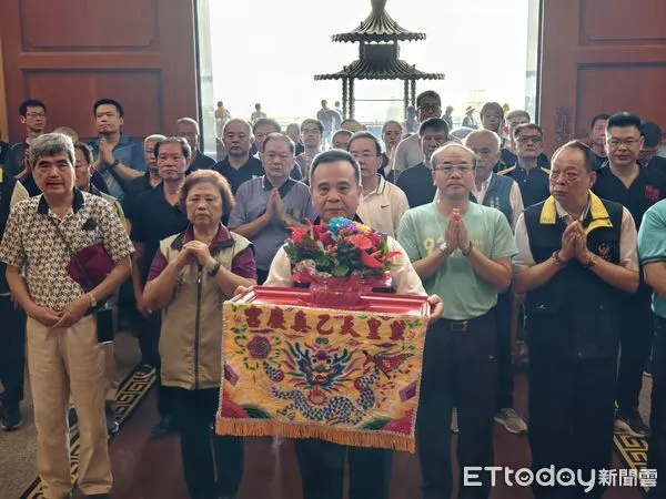 ▲▼ 新北消防局長李清安率隊登山祈福求平安            。（圖／記者戴上容翻攝）