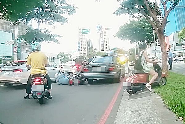 ▲桃園市桃園區昨天下午一輛拖吊車在溫州一路、文中一街作業時，車上賓士車下滑時突下滑，撞上後方機車，其餘車騎士紛紛閃避。（圖／翻攝自YT網路）