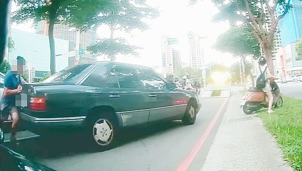 ▲桃園市桃園區昨天下午一輛拖吊車在溫州一路、文中一街作業時，車上賓士車突然失控撞上後方機車，駕駛還以肉身擋車。（圖／翻攝自YT網路）