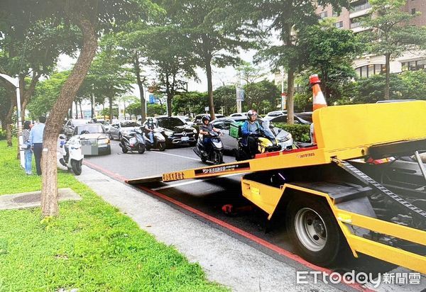 ▲桃園警方昨天在桃園區溫州一路、文中一街處理拖吊車作業意外。（圖／記者沈繼昌翻攝）