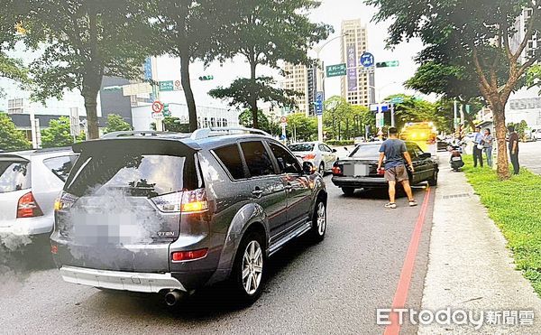 ▲桃園警方昨天在桃園區溫州一路、文中一街處理拖吊車作業意外現場。（圖／記者沈繼昌翻攝）