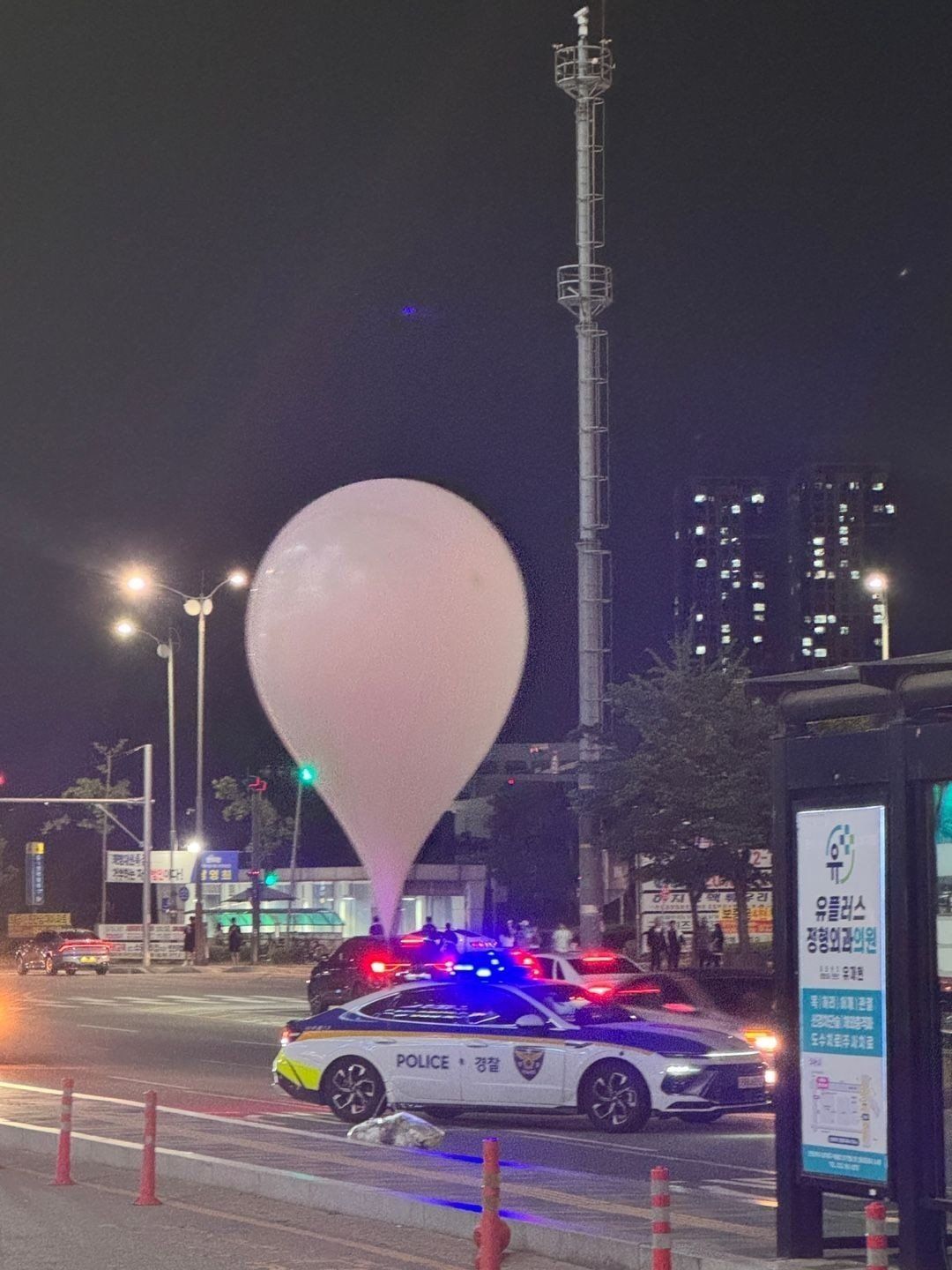 ▲▼南韓仁荷大學正門發現來自北韓的空飄氣球，警方前往現場處理。（圖／翻攝自X）