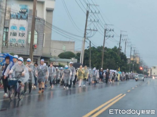 ▲為全民健走活動，董事長王文宗及立委陳亭妃及謝龍介等人拉花炮揭開序幕，今年的健走活動比以往踴躍將近2000人參加，場面浩大。（圖／記者林東良翻攝，下同）