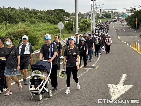 ▲為全民健走活動，董事長王文宗及立委陳亭妃及謝龍介等人拉花炮揭開序幕，今年的健走活動比以往踴躍將近2000人參加，場面浩大。（圖／記者林東良翻攝，下同）