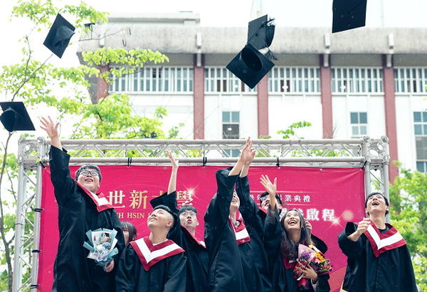 圖五：世新大學畢業生慶祝畢業典禮「昂首展翅，翠谷啟程」。（圖／世新大學提供）