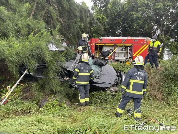 ▲▼        金門16歲少年開車自撞翻落邊坡，無生命跡象送醫搶救中     。（圖／記者林名揚翻攝）