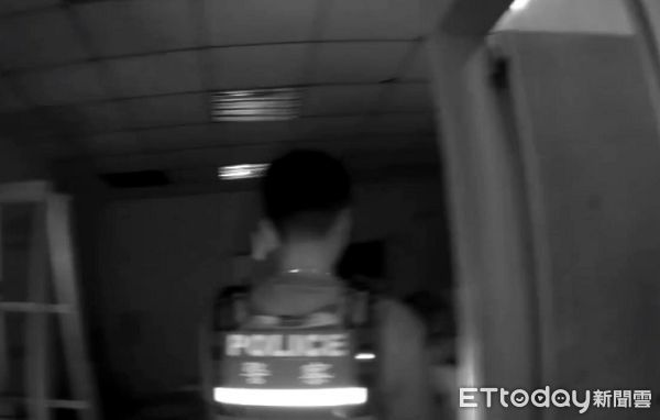 ▲3條通男子躱藏在倉庫內，警方拿著手電筒搜索。（圖／桃園警分局提供）